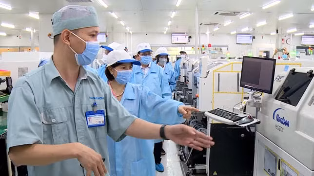 Les dirigeants de la province de Bac Ninh et de compagnie Samsung Vietnam visitent une usine d'information à la compagnie par actions Manutronics Vietnam. Photo : NDEL.