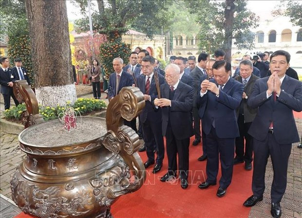 Le Secrétaire général du Parti Nguyên Phu Trong offre de l’encens au palais Kinh Thiên, au cœur de la cité impériale de Thang Long, le 13 février. Photo : VNA.