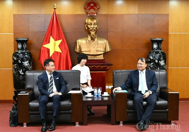 e vice-ministre de l’Industrie et du Commerce, Do Thang Hai, et Toshio Kuwahara, président et directeur général de l’Asian Honda Motor et chef de l'unité régionale (Asie et Océanie). Photo: congthuong.vn