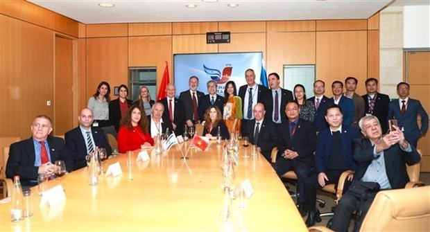 Les participants posent pour une photo de groupe lors d'une cérémonie de création de l'Association d'amitié Israël-Vietnam, le 22 janvier 2023. Photo : VNA