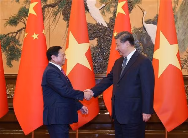 Le Premier ministre Pham Minh Chinh (droite) et le secrétaire général du Comité central du Parti communiste chinois, président chinois Xi Jinping. Photo : VNA