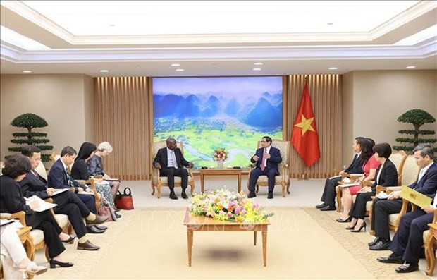 Le Premier ministre Pham Minh Chinh (à droite) et le directeur général de l’Organisation internationale du travail (OIT) Gilbert F. Houngbo. Photo : VNA