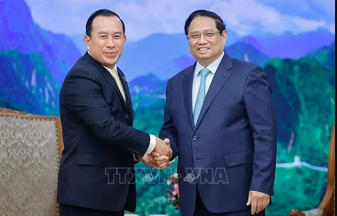 Le Premier ministre Pham Minh Chinh (droite) et le ministre cambodgien de l'Inspection. Photo : VNA