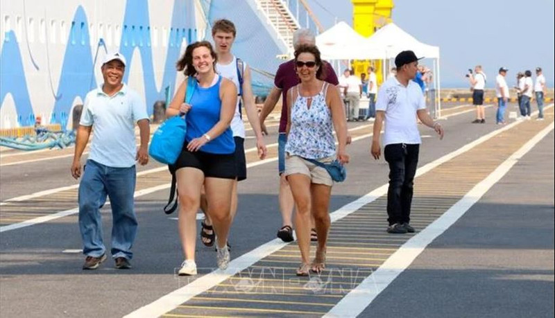 Des touristes étrangers au Vietnam. Photo : VNA.