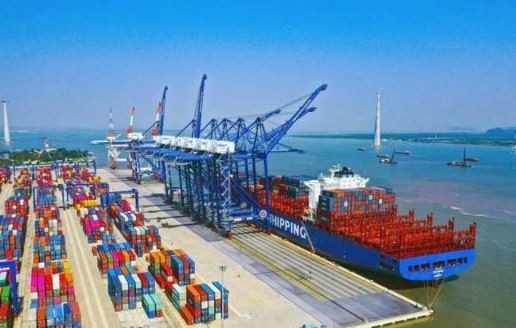 Le port international de Lach Huyen à Hai Phong est le premier port maritime en eau profonde de la région économique clé du Nord. Photo : VNA.