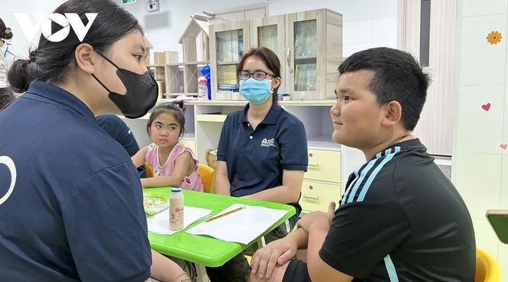 Nguyên Hoang Bao, 9 ans, originaire de la province de Lâm Dông, étudie avec enthousiasme. Photo: VOV.