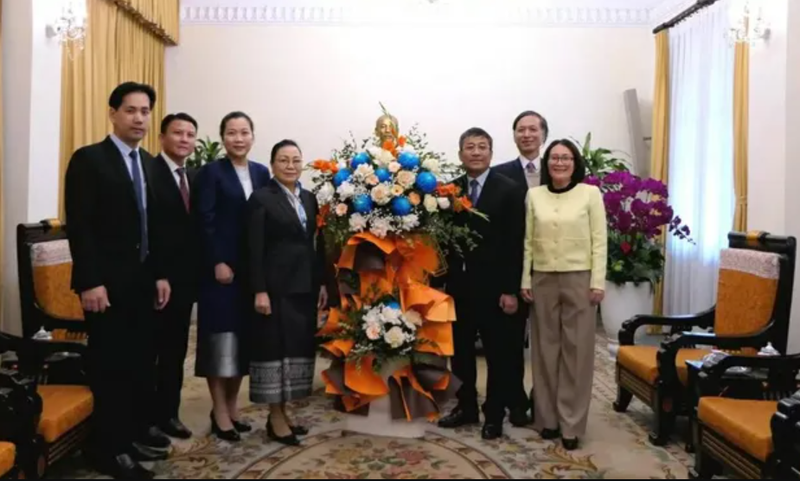 L'ambassadeur du Laos au Vietnam, Khamphao Ernthavanh, venu présenter ses vœux à l’occasion du 95e anniversaire de la fondation du Parti communiste vietnamien et de la fête du Têt 2025. Photo: baoquocte