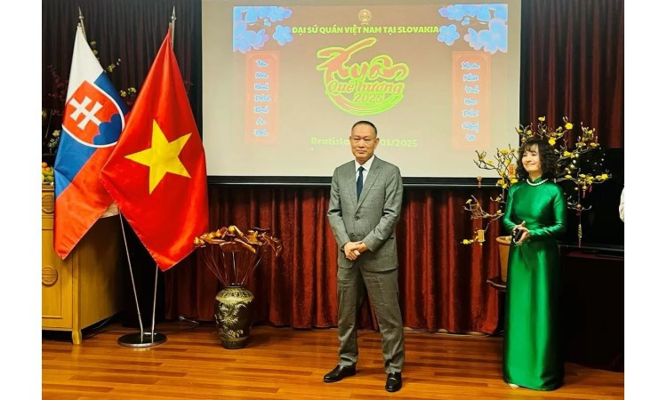 L'ambassadeur du Vietnam en Slovaquie, Pham Truong Giang (à gauche), lors du programme « Xuan Que Huong 2025 » (Printemps de la Patrie 2025) le 17 janvier, à Bratislava. Photo: baoquocte