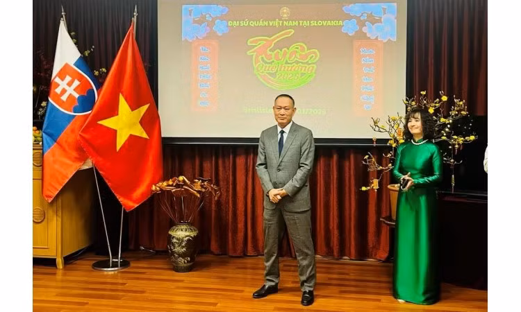 L'ambassadeur du Vietnam en Slovaquie, Pham Truong Giang (à gauche), lors du programme « Xuan Que Huong 2025 » (Printemps de la Patrie 2025) le 17 janvier, à Bratislava. Photo: baoquocte