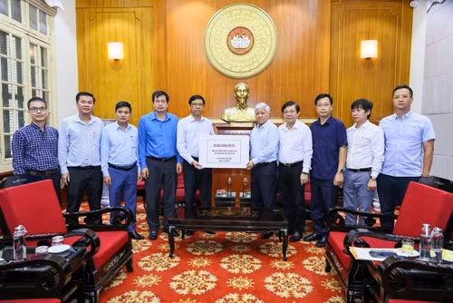 Le Président du Comité central du Front de la Patrie du Vietnam, Dô Van Chiên, reçoit le soutien du ministère des Transports. Photo : Quang Vinh.
