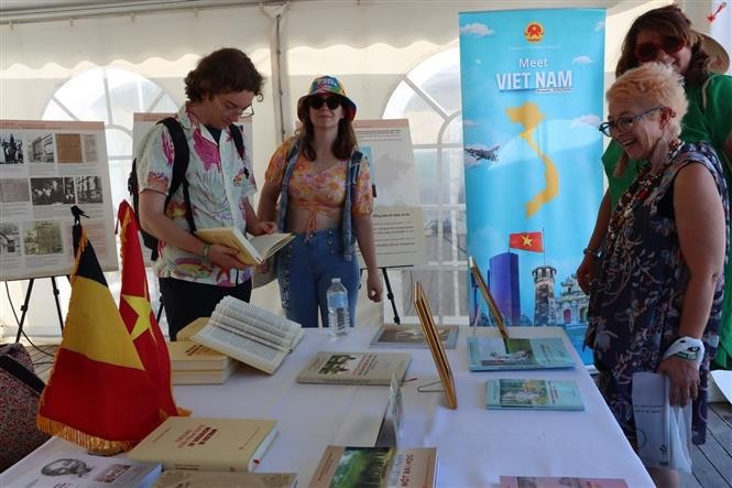 Des visiteurs s'intéressent au livre du feu secrétaire général du Parti Nguyen Phu Trong sur la théorie et la pratique de la voie vers le socialisme au Vietnam. Photo : VNA.