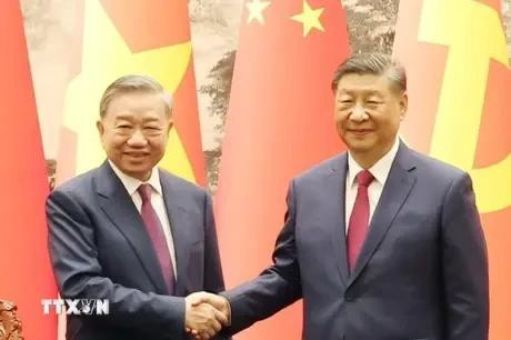 Le Secrétaire général du Comité central du Parti communiste du Vietnam et Président To Lam (gauche) et le Secrétaire général du Comité central du Parti communiste chinois (PCC) et Président de la Chine, Xi Jinping. Photo : VNA.