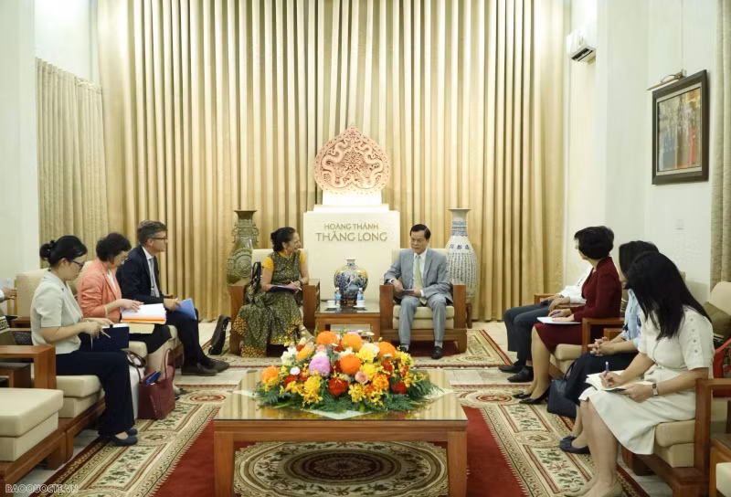 Le vice-ministre des Affaires étrangères Hà Kim Ngoc reçoit Lidia Brito et sa délégation. Photo : baoquocte.vn