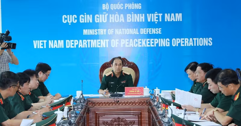 Le chef adjoint de l’état-major général de l’Armée populaire du Vietnam et chef adjoint du comité directeur du ministère de la Défense sur la participation aux opérations de maintien de la paix des Nations Unies, le général de corps d’armée Phung Si Tân préside la séance de travail, à Hanoi, le 16 septembre. Photo : VNA.