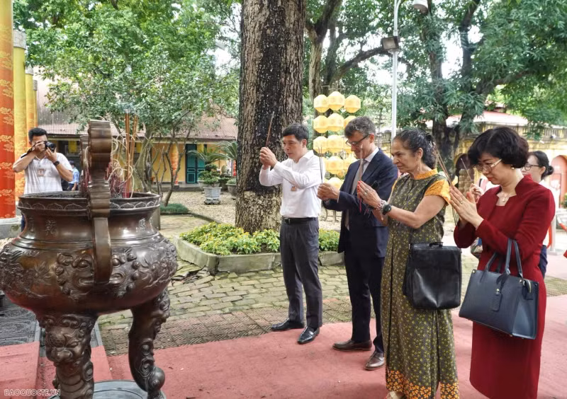 La délégation a offert de l’encens au Palais de Kinh Thiên. Photo : baoquocte.vn