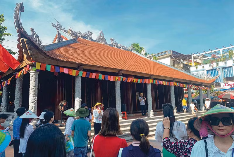 La maison communale de Hàng Tông attire de nombreux visiteurs. Photo : baoquocte.vn