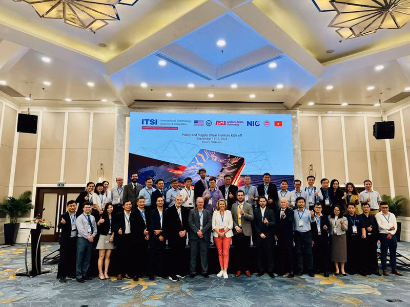 Les participants à une formation sur les microcircuits semi-conducteurs. Photo : giaoducthoidai.vn