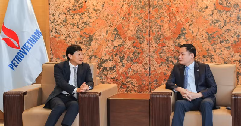 Le directeur général du groupe national gazo-pétrolier du Vietnam (Petrovietnam - PVN), Lê Ngoc Son (droite), et le président et directeur général de la société japonaise d'exploration et de production pétrolière Mitsui (MOECO), Harada Hidenori. Photo : petrotimes.vn