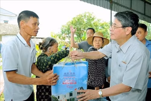 Le Vice-président de l'Assemblée nationale Nguyên Duc Hai (à droite) distribue des cadeaux et exprime son soutien aux agriculteurs du district de Thanh Hà, dans la province de Hai Duong). Photo : VNA.