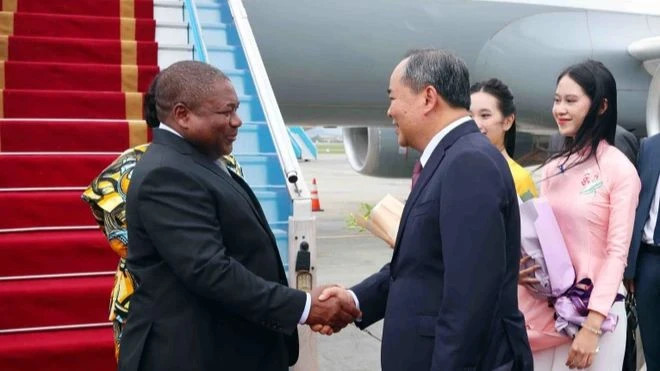 Le chef de cabinet du Président, Lê Khanh Hai, a accueilli le Président mozambicain Filipe Jacinto Nyusi et son épouse à l'aéroport international de Nôi Bai, dans l'après-midi du 8 septembre 2024. Photo : VNA.