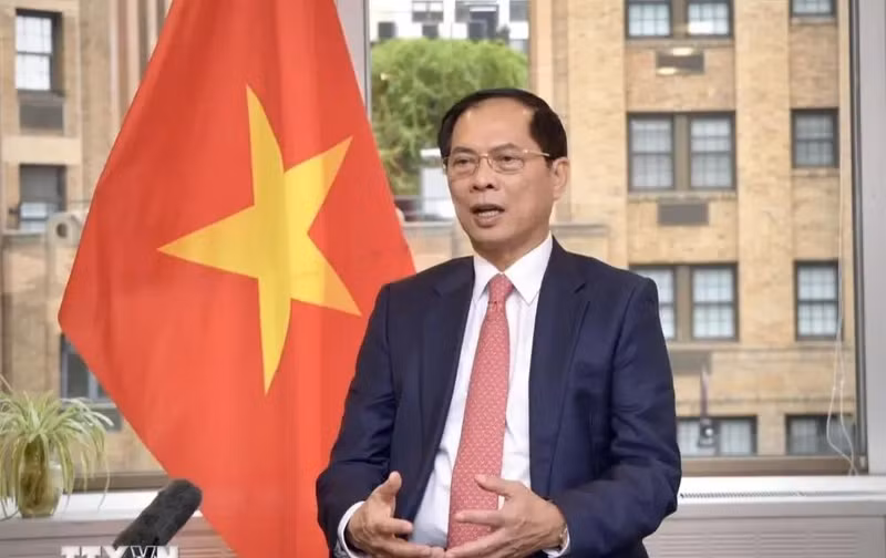 Le vice-Premier ministre et ministre vietnamien des Affaires étrangères Bui Thanh Son lors d’un entretien avec la presse à la veille de la tournée du secrétaire général et président Tô Lâm en Mongolie, en Irlande et en France. Photo : VNA.