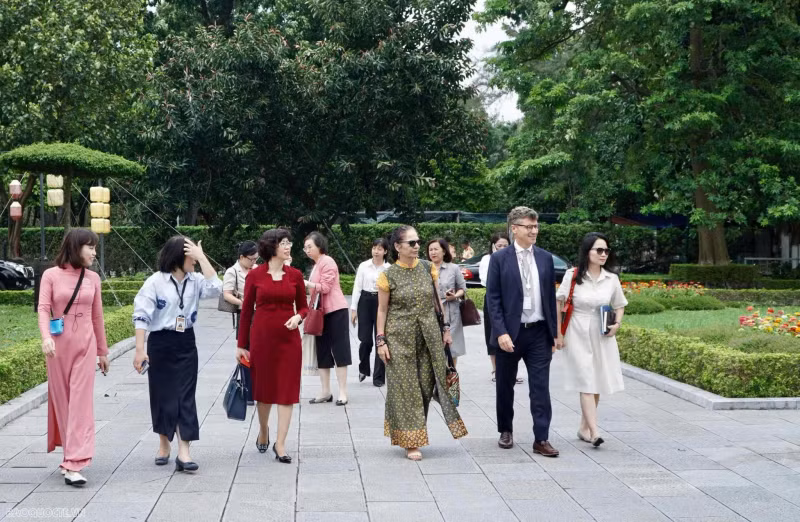 L’assistante du directeur général de l’UNESCO pour les sciences naturelles, Lidia Brito et sa délégation à la citadelle impériale de Thang Long. Photo : baoquocte.vn