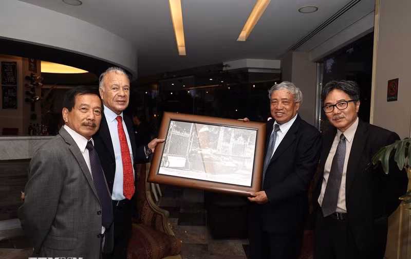 L'ancien directeur général de l'Agence vietnamienne d’Information (VNA) Tran Mai Huong (2e, droite)offre un cadeau de souvenir au secrétaire général du PT, Alberto Anaya Gutiérrez,. Photo : VNA.