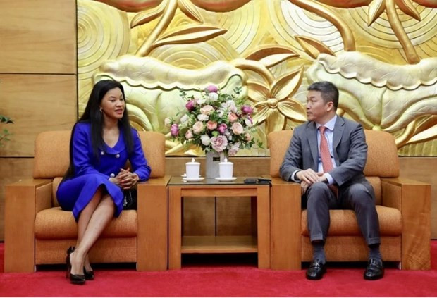 Phan Anh Son, président de l'Union des organisations d'amitié du Vietnam (droite) et Mme Humile Mashatile, épouse du vice-président sud-africain Paul Mashatile. Photo : VNA 