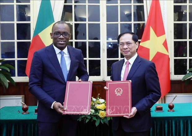 Le ministre vietnamien des Affaires étrangères, Bùi Thanh Son (à droite) avec son homologue béninois, Olushegun Adjadi Bakari, à Hanoi, le 14 décembre. Photo : VNA. 