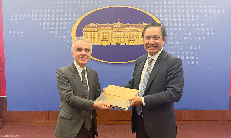 Do Minh Hung (à droite), directeur du département européen du ministère des Affaires étrangères et Benoit Guidée, directeur du département d’Asie-Australie du ministère français de l’Europe et des Affaires étrangères. Photo: baoquocte
