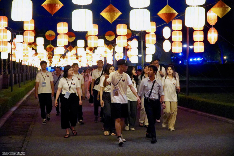Environ 120 jeunes Viêt kiêu venus de plus de 20 pays dans le monde entier visitent la Citadelle Impériale de Thang Long. Photo: baoquocte