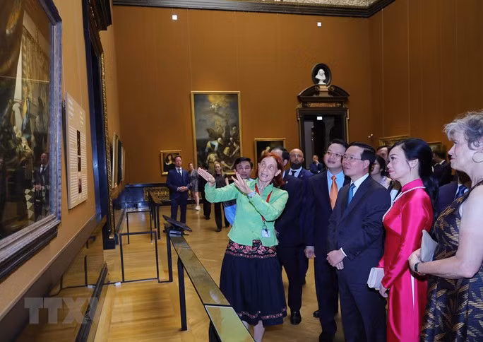 Le président vietnamien, Vo Van Thuong, et son épouse se rendent au Musée d’histoire de l’art de Vienne. Photo : VNA