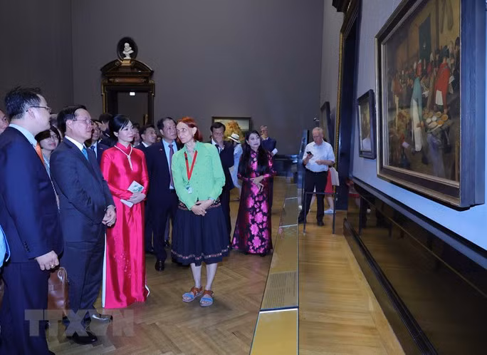 Dans le cadre de sa visite, le président vietnamien Vo Van Thuong se rend au musée d’histoire de l’art de Vienne. Photo: VNA
