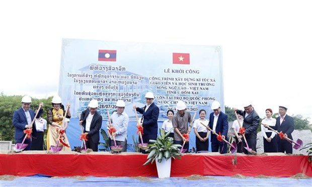 Cérémonie de mise en chantier du dortoir dans le cadre d’un projet de construction d’une école bilingue lao-vietnamienne. Photo : VNA