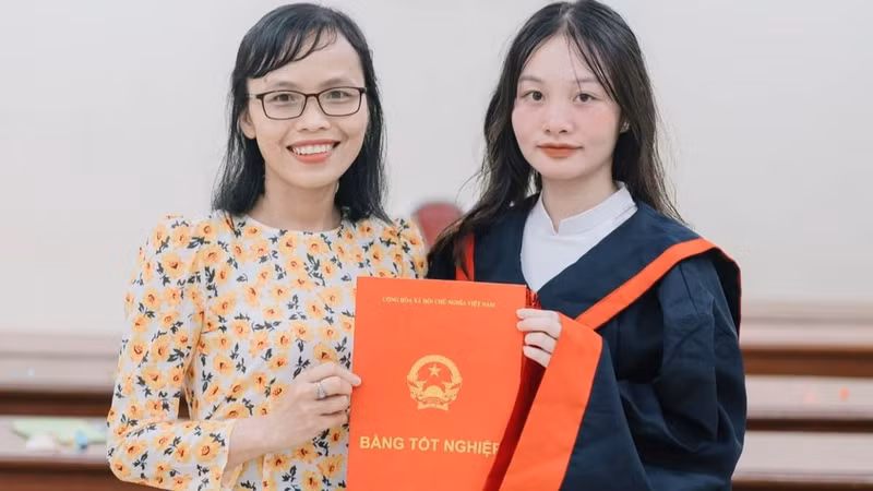 Kay Keo Phommasone (à droite), une apprenante de la classe A1, et sa professeur principale. Photo: thoidai