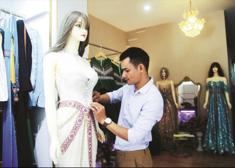 K'Jona et sa robe de mariée en brocart. Photo: thoidai