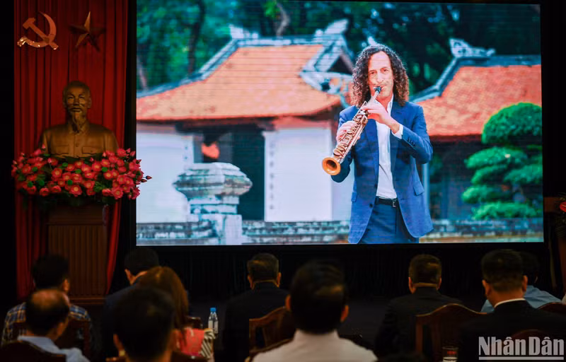  La chanson « Going Home » est incluse dans l'album « Kenny G Live ». Photo: nhandan.vn