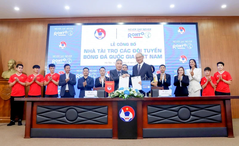 Signature de l'accord entre le sponsor Rohto-Mentholatum et la VFF. Photo: nhandan.vn