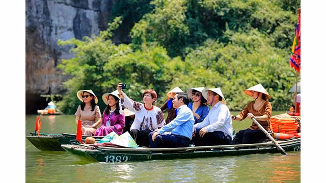 Simona-Mirela Miculescu prend une photo avec tout le monde en barque. Photo : baoquocte.vn Simona-Mirela Miculescu prend une photo avec tout le monde en barque. Photo : baoquocte.vn