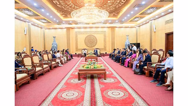Le secrétaire du Comité provincial du Parti de Ninh Binh, Doàn Minh Huân reçoit la présidente de la 42e session de la Conférence générale de l’UNESCO, Simona-Mirela Miculescu. Photo : baoquocte.vn