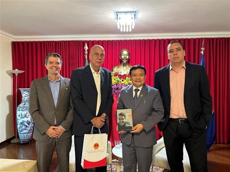 La séance de travail entre le vice-maire de la ville de Rio de Janeiro, Nilton Caldeira, et l'ambassadeur du au Brésil, Bùi Van Nghi. Photo : VNA.