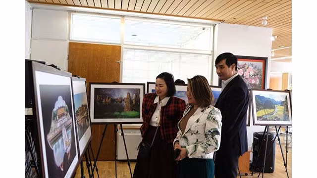 Les visiteurs lors de l'exposition de peintures inscrites au patrimoine mondial du Vietnam reconnu par l’UNESCO. Photo : Ambassade du Vietnam en Finlande.