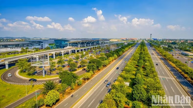L'aéroport international de Nôi Bài a été récemment classé 96e dans le « Top 100 des meilleurs aéroports du monde, soit une hausse de 31 places par rapport à 2023. Photo: nhandan.vn