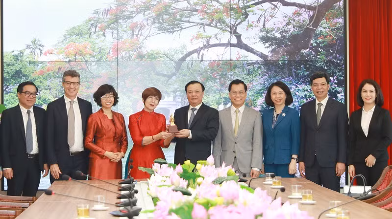 Le secrétaire du Comité du Parti de Hanoi et membre du Bureau politique, Dinh Tiên Dung (5e de gauche à droite) et a présidente de l’Assemblée générale de l’UNESCO, Simona-Mirela Miculescu (4e de gauche à droite). Photo : kinhtedothi.vn