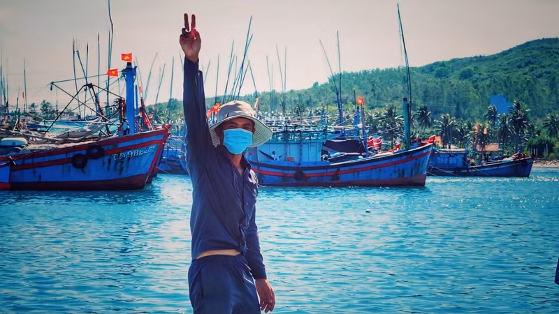La vie quotidienne des pêcheurs, bien que difficile, est heureuse et optimiste. Photo : VOV.