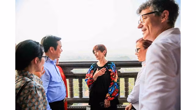 Sur le Stupa, Mme Miculescu a exprimé sa profonde gratitude pour l'accueil chaleureux des dirigeants et de la population de la province de Ninh Binh. Photo : baoquocte.vn Sur le Stupa, Mme Miculescu a exprimé sa profonde gratitude pour l'accueil chaleureux des dirigeants et de la population de la province de Ninh Binh. Photo : baoquocte.vn