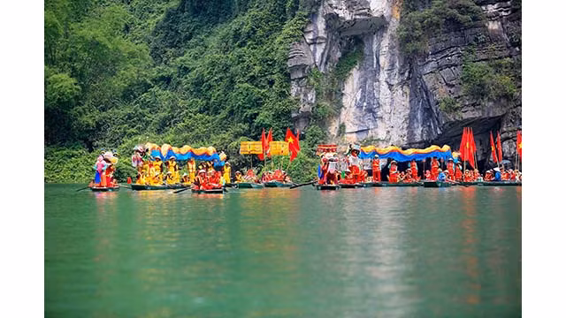 Les barques se déplacent vers le site de la cérémonie. Photo : baoquocte.vn Les barques se déplacent vers le site de la cérémonie. Photo : baoquocte.vn