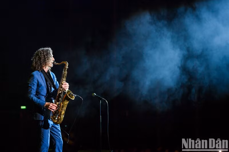 L'artiste Kenny G se produit lors de l'événement Kenny G Live in Vietnam fin 2023. Photo : nhandan.vn