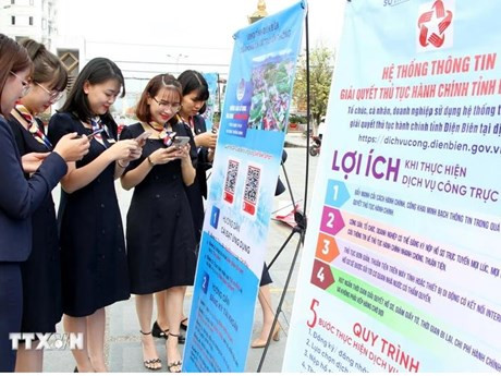 Les fonctionnaires et employés des organes de la province de Dien Bien (au Nord-Ouest) installent l'application « Dien Bien Smart » et utilisent les services publics en ligne. Photo : VNA