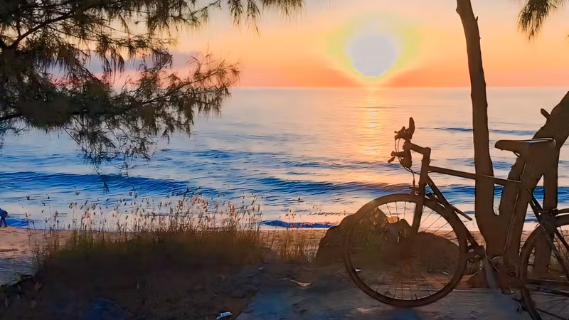 Le lever de soleil sur la plage de Sa Huynh. Photo : VOV.